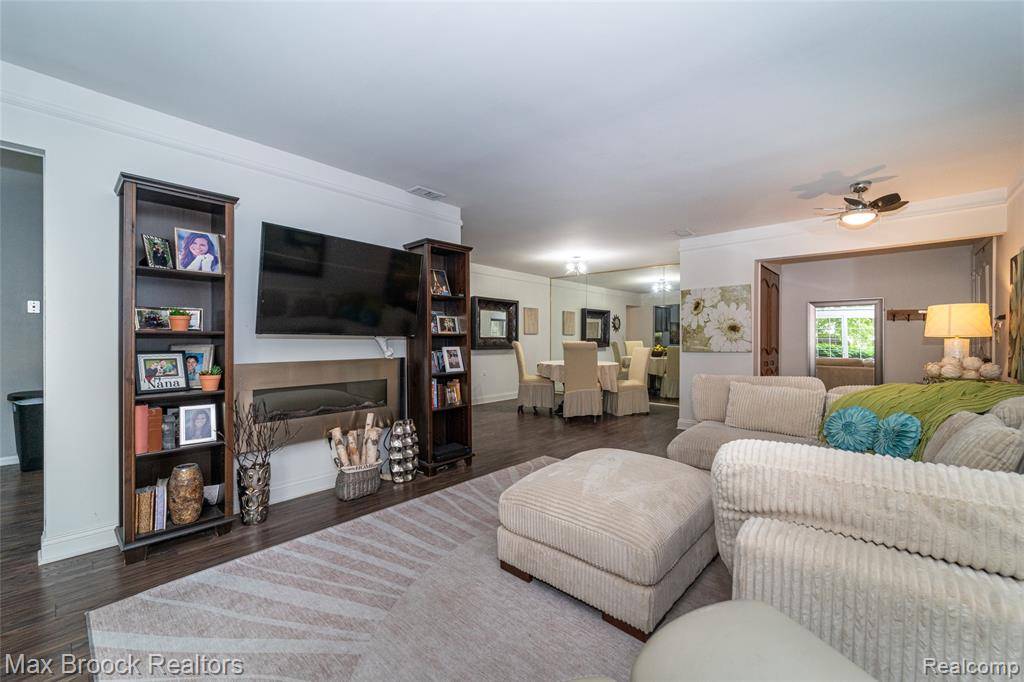 Bloomfield Hills, MI 48304,42160 Woodward Avenue 37