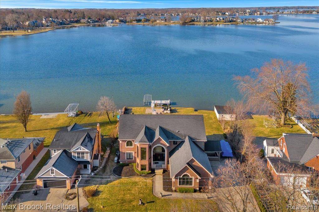 Sylvan Lake, MI 48341,985 JAMES K Boulevard