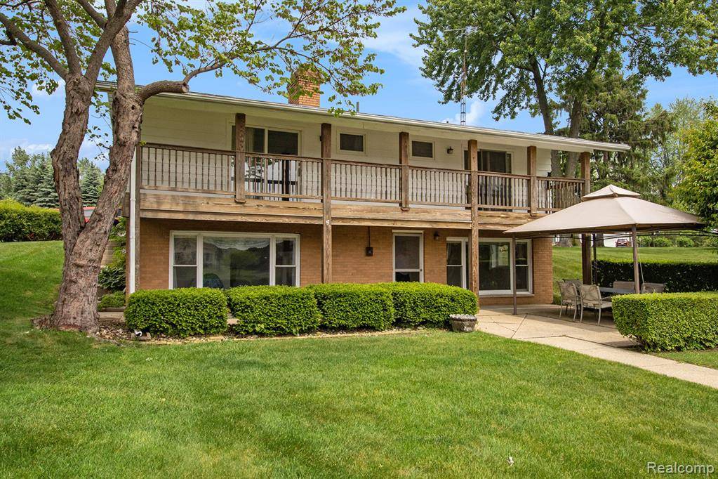Fenton, MI 48430,1365 Blue Water Drive