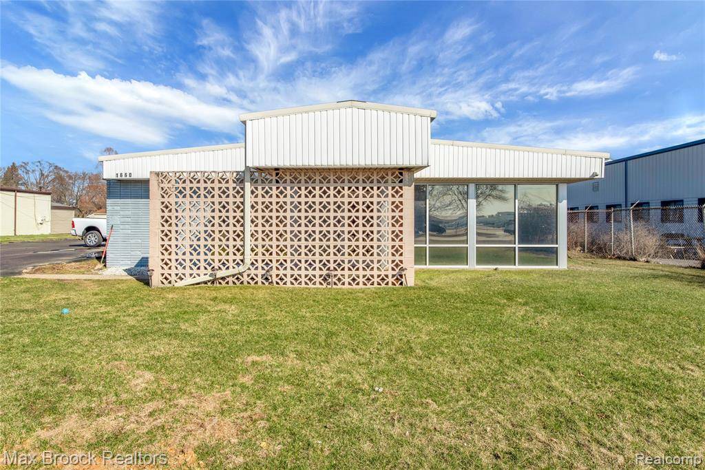 Waterford Twp, MI 48327,1660 Airport Road