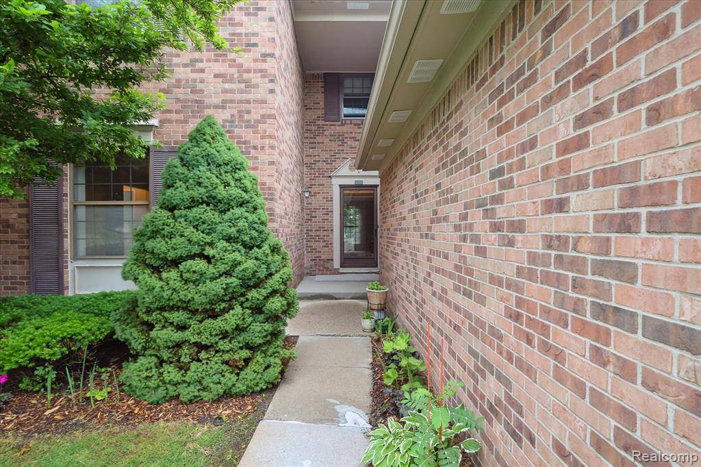 Farmington Hills, MI 48331,29865 Indian Trail 107