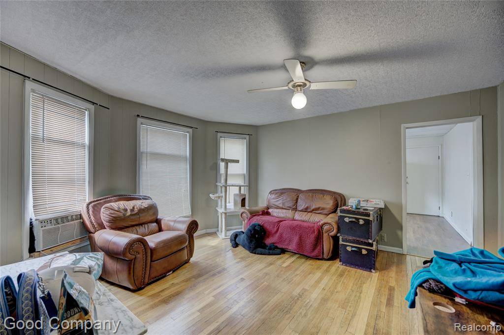 Royal Oak, MI 48067,225 N CENTER Street
