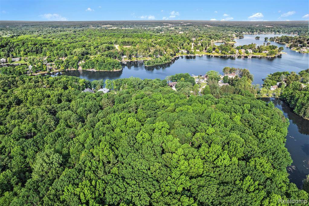 Fenton, MI 48430,0 Parkwood Drive