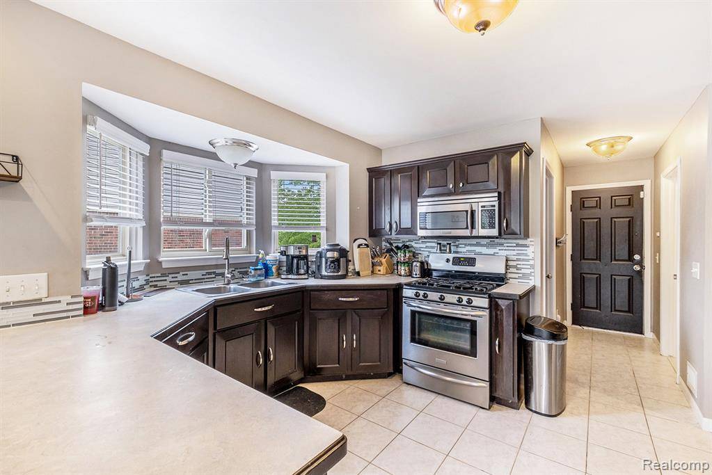Fenton, MI 48430,724 Pinecreek Drive