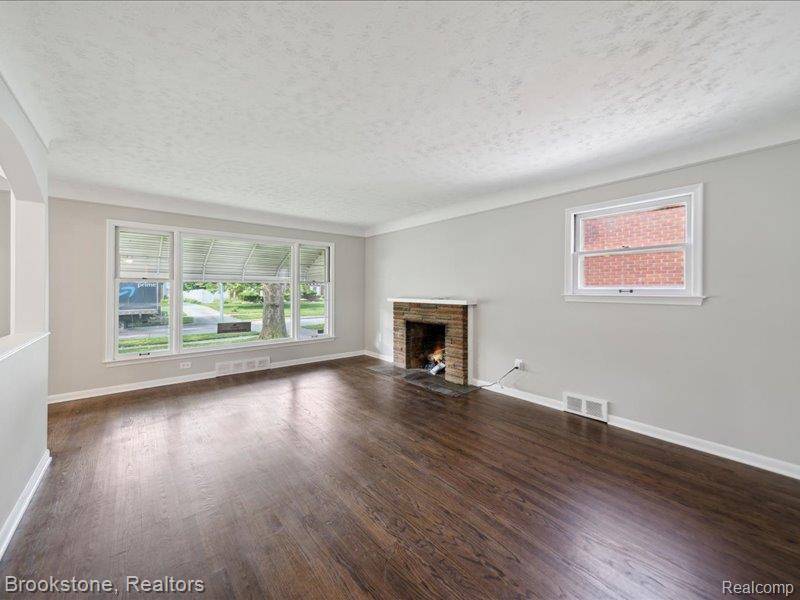Grosse Pointe Woods, MI 48236,2198 Hawthorne Road