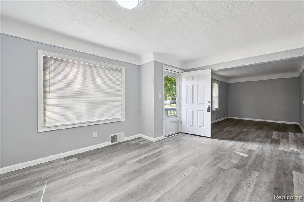 Romulus, MI 48174,5932 Colorado Street