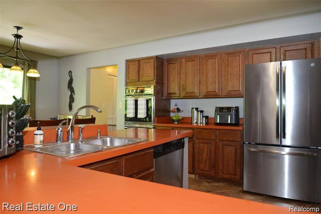 West Bloomfield Twp, MI 48323,3058 BLOOMFIELD PARK Drive