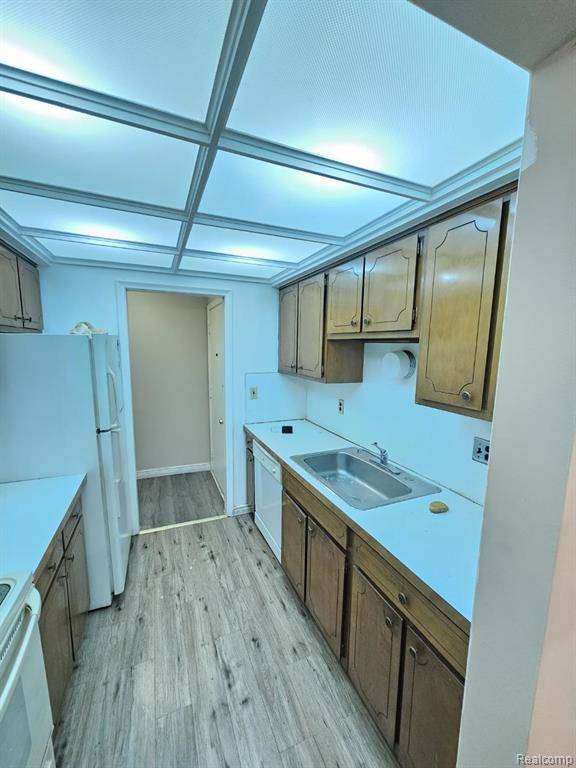 Sterling Heights, MI 48313,39447 Van Dyke Avenue 215