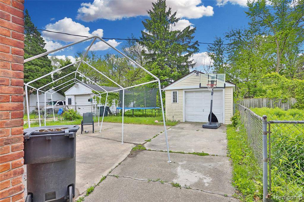 Detroit, MI 48213,9666 E Outer Drive