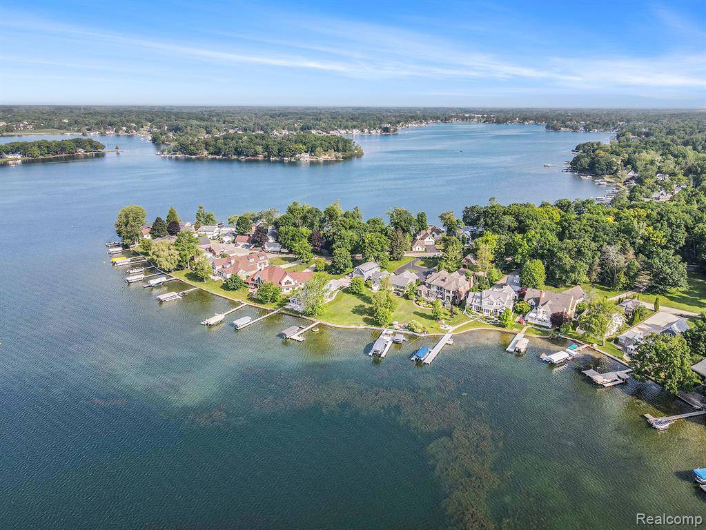 Fenton, MI 48430,13123 Log Cabin Point