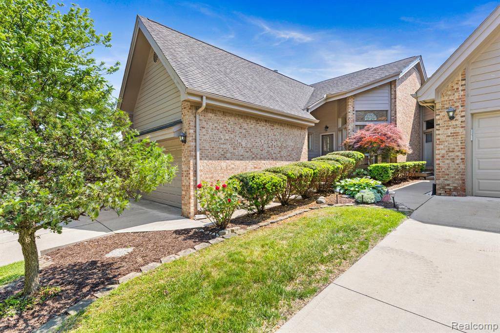 Farmington Hills, MI 48334,29615 Meadowridge