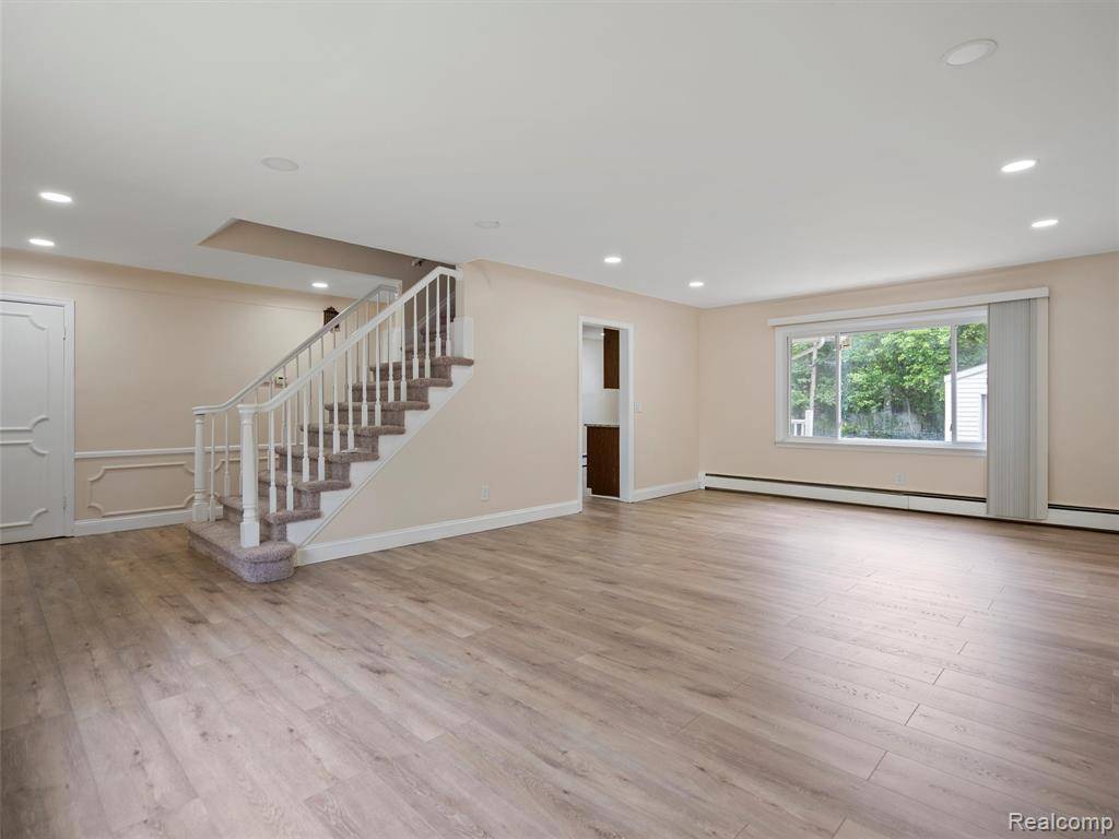 Oak Park, MI 48237,24034 MEADOWLARK Street