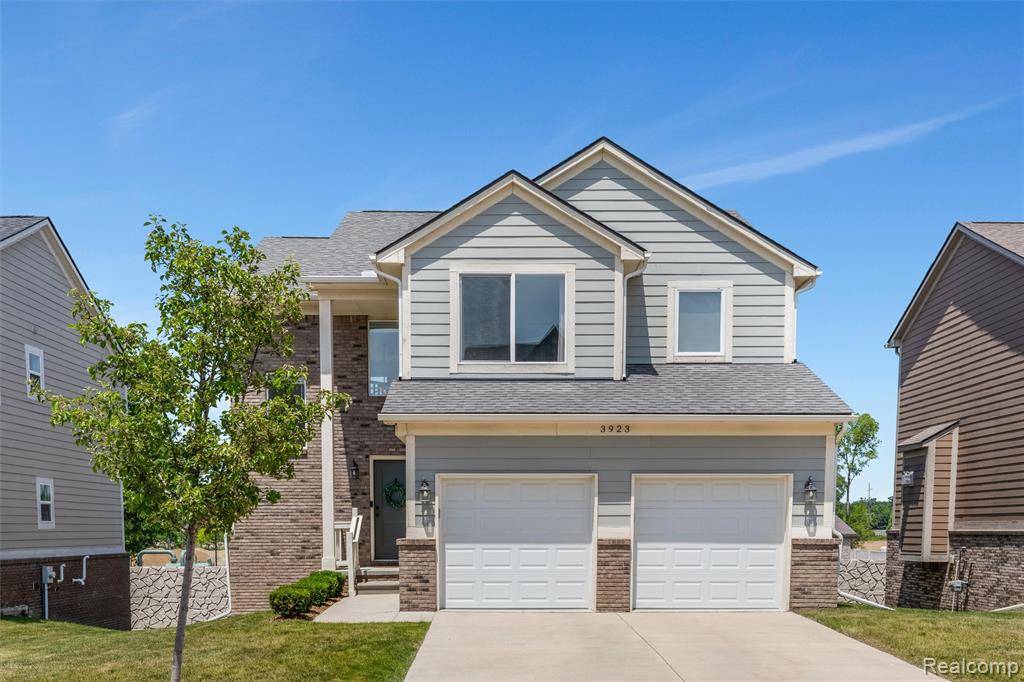 Auburn Hills, MI 48326,3923 Maple Lane