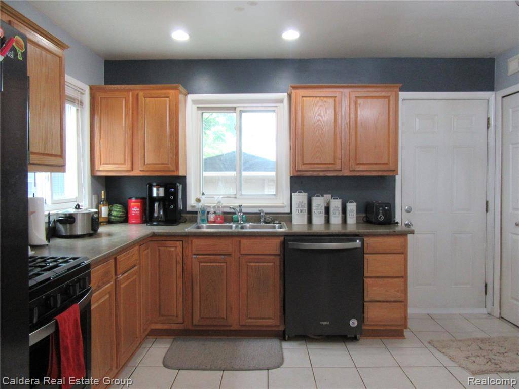 Madison Heights, MI 48071,933 E Dallas Avenue