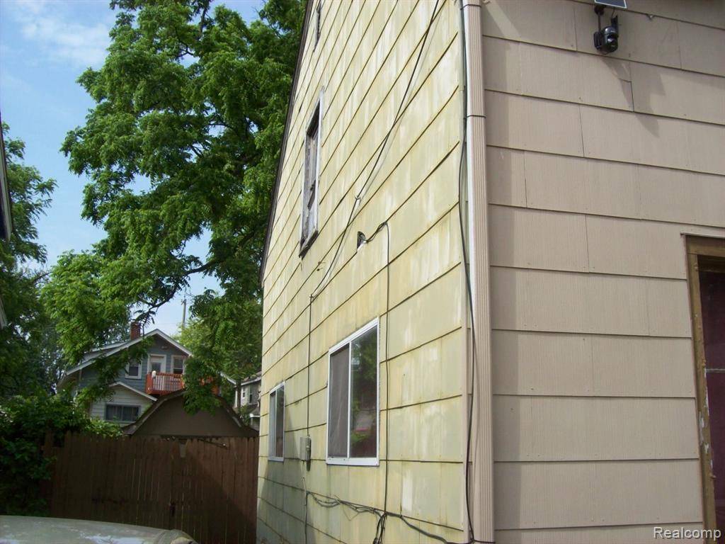 Pontiac, MI 48342,27 Clarence Street