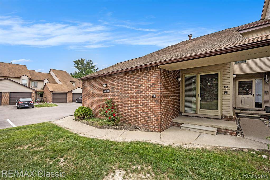 West Bloomfield Twp, MI 48322,6700 Ridgefield Circle 13 201