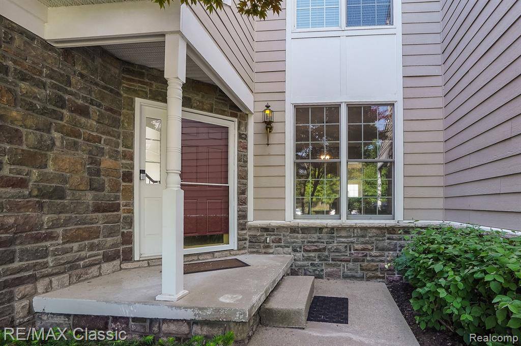 Novi, MI 48374,24825 REEDS POINTE Drive