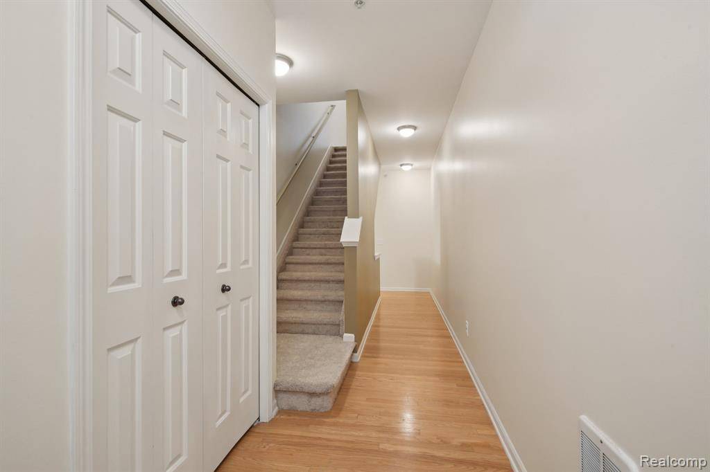 Troy, MI 48084,3207 Camden Drive 7 110