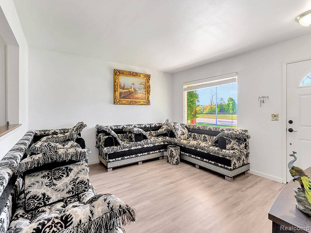 Livonia, MI 48154,36976 5 MILE Road