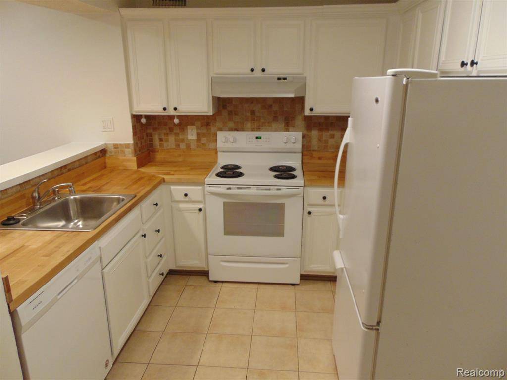 Auburn Hills, MI 48326,924 CHESTNUT HILL Drive A