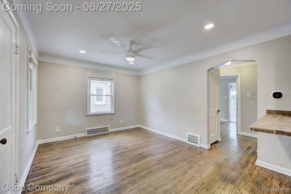 Ferndale, MI 48220,830 W HAZELHURST Street