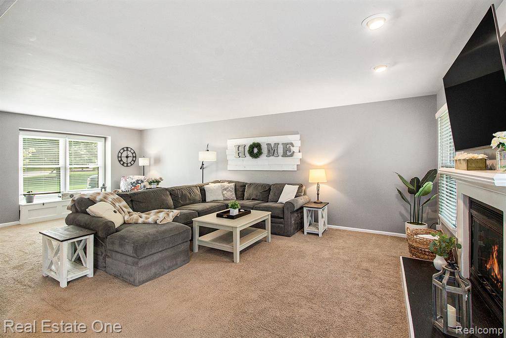Milford Vlg, MI 48381,964 Abbey Lane
