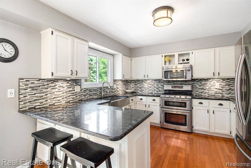 Milford Vlg, MI 48381,964 Abbey Lane
