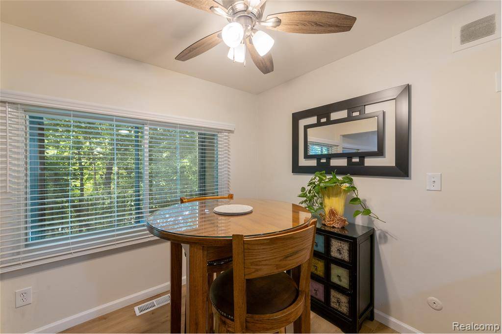 Livonia, MI 48154,16591 Middlebelt Rd Middlebelt Road Unit 4