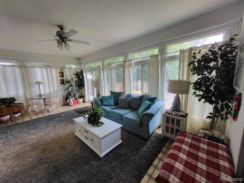 Waterford Twp, MI 48328,689 Hogarth Avenue