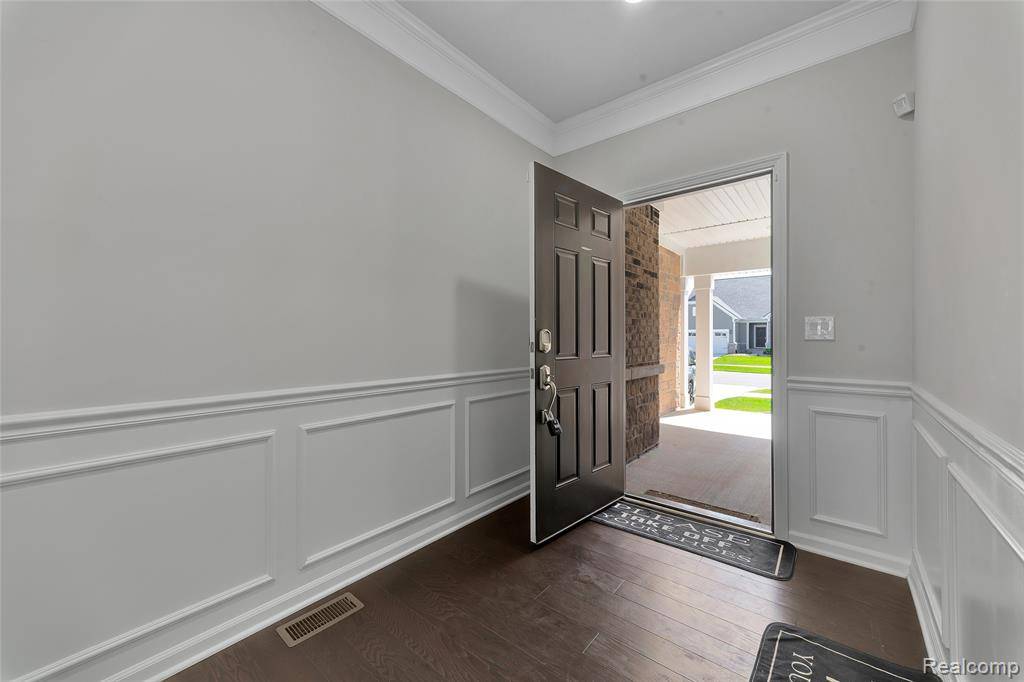 Farmington Hills, MI 48335,38731 Chasewood Court