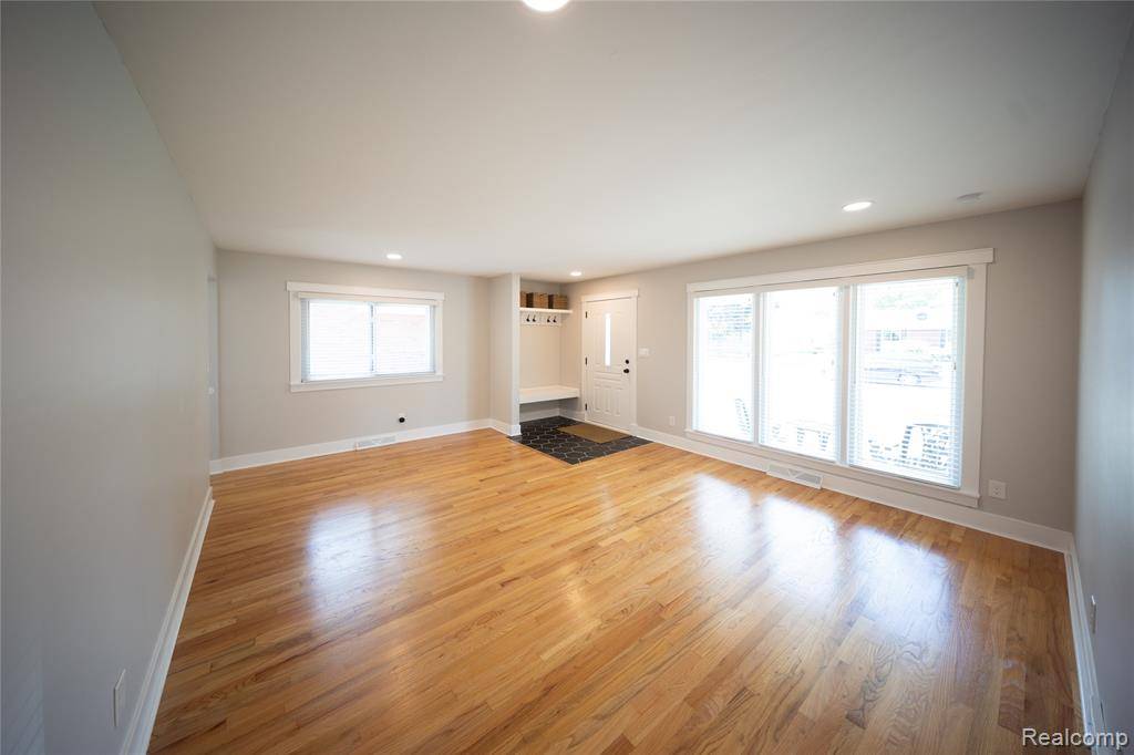 Royal Oak, MI 48073,3208 Clawson Avenue