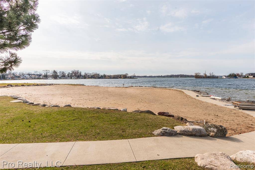 Waterford Twp, MI 48328,3559 PORT COVE Drive 25