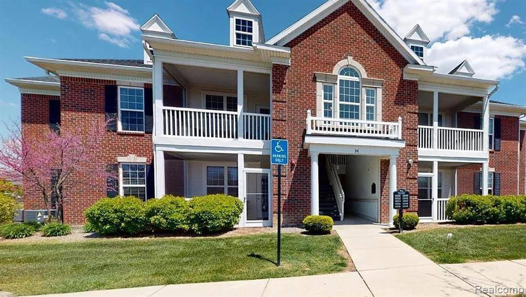 Ann Arbor, MI 48103,1030 W Summerfield Glen Circle