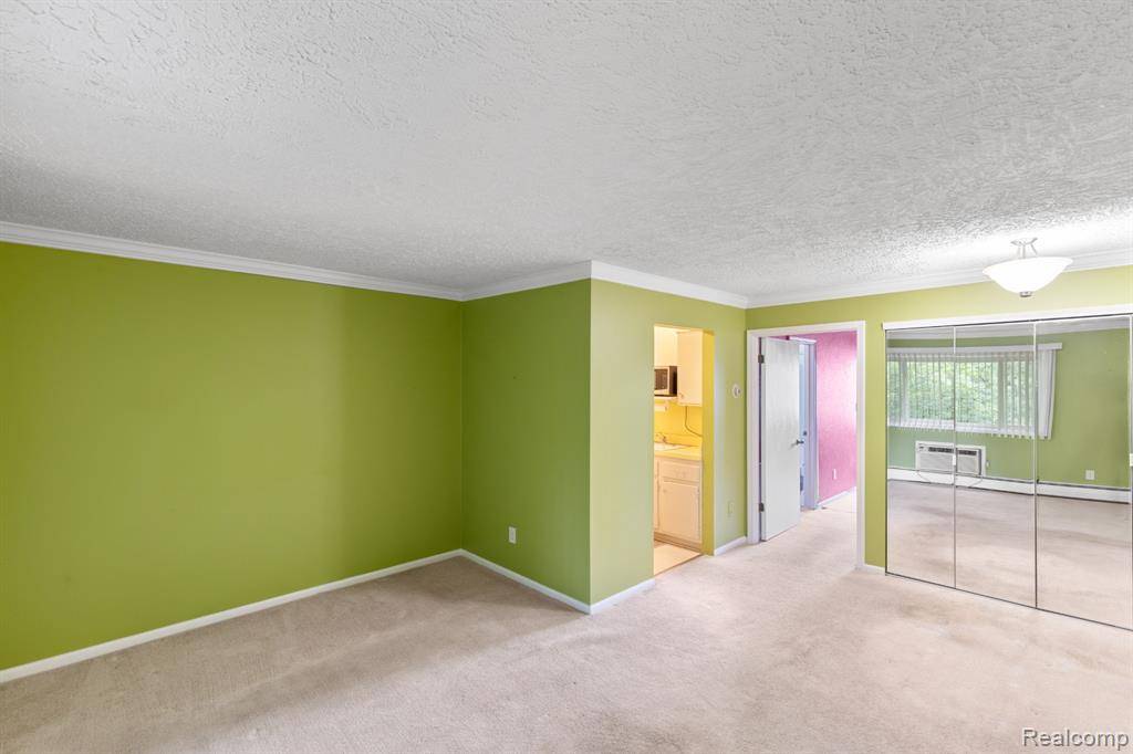 Farmington, MI 48336,31831 Grand River Avenue 71