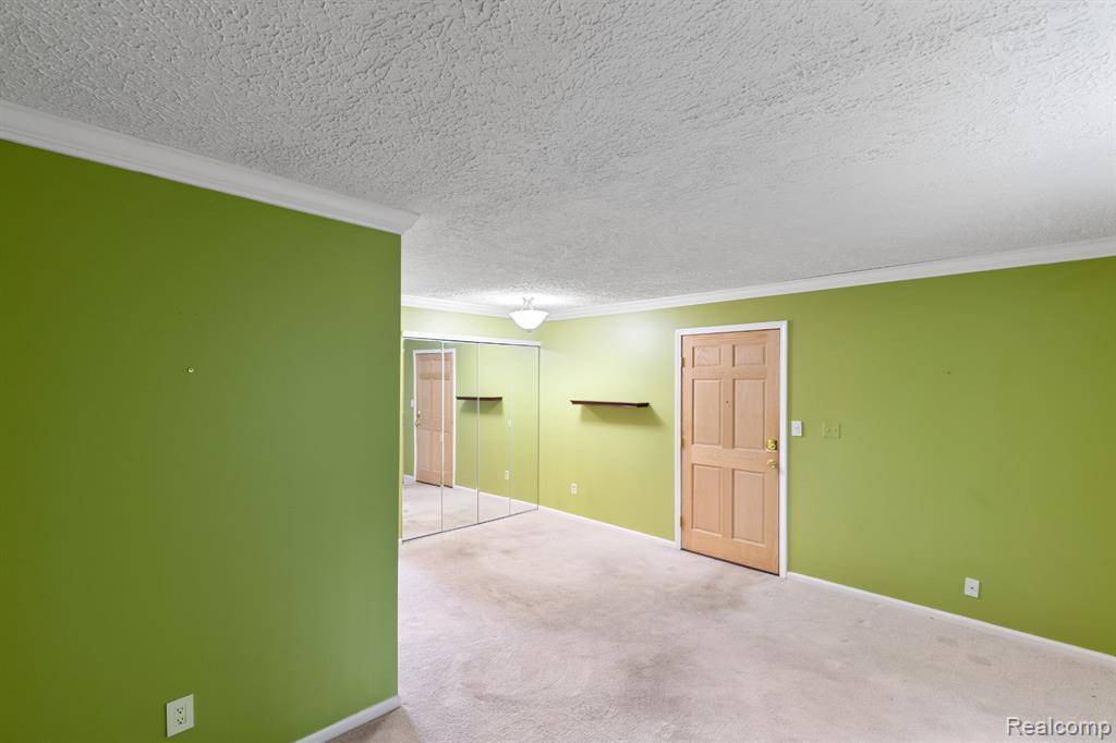 Farmington, MI 48336,31831 Grand River Avenue 71