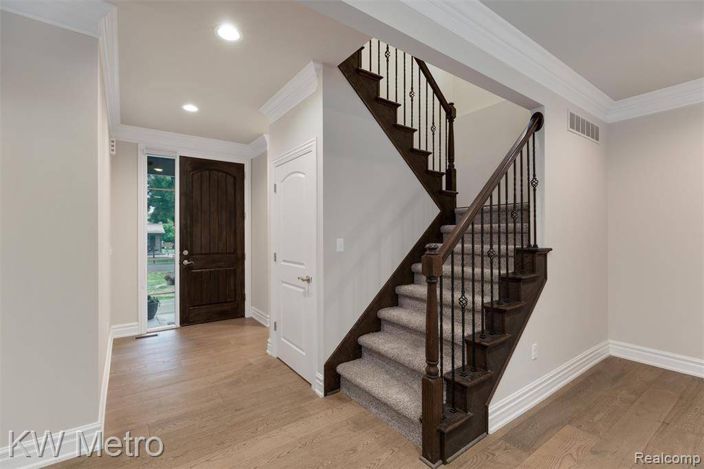 Troy, MI 48083,85 Hickory Drive