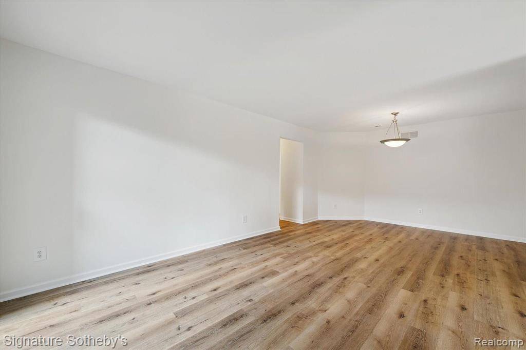 Farmington Hills, MI 48335,21920 INDIAN CREEK Drive