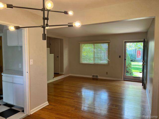 Birmingham, MI 48009,1712 Graefield Road