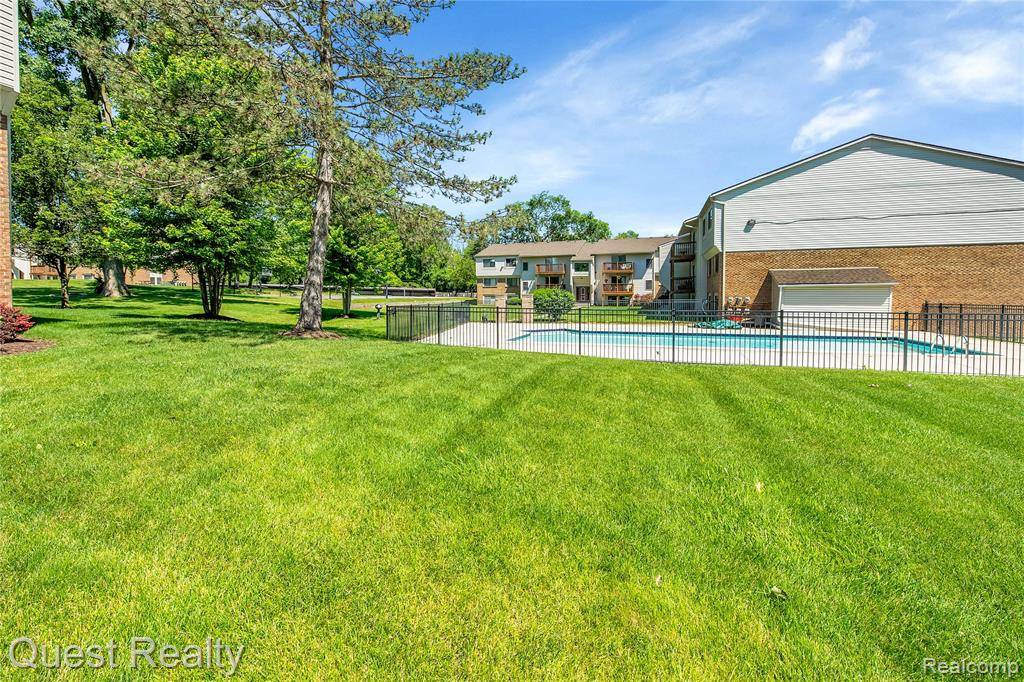 Farmington Hills, MI 48334,30028 W 12 Mile Road 27