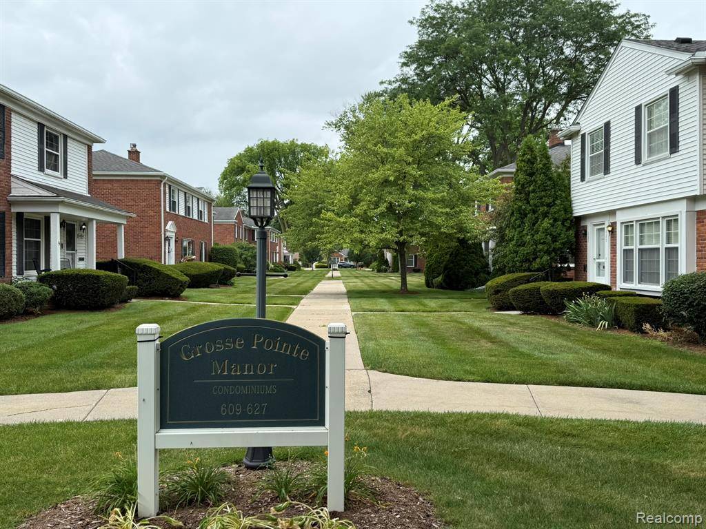 Grosse Pointe, MI 48230,623 Notre Dame Street