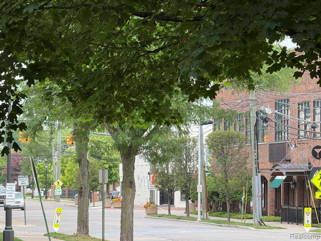 Grosse Pointe, MI 48230,623 Notre Dame Street