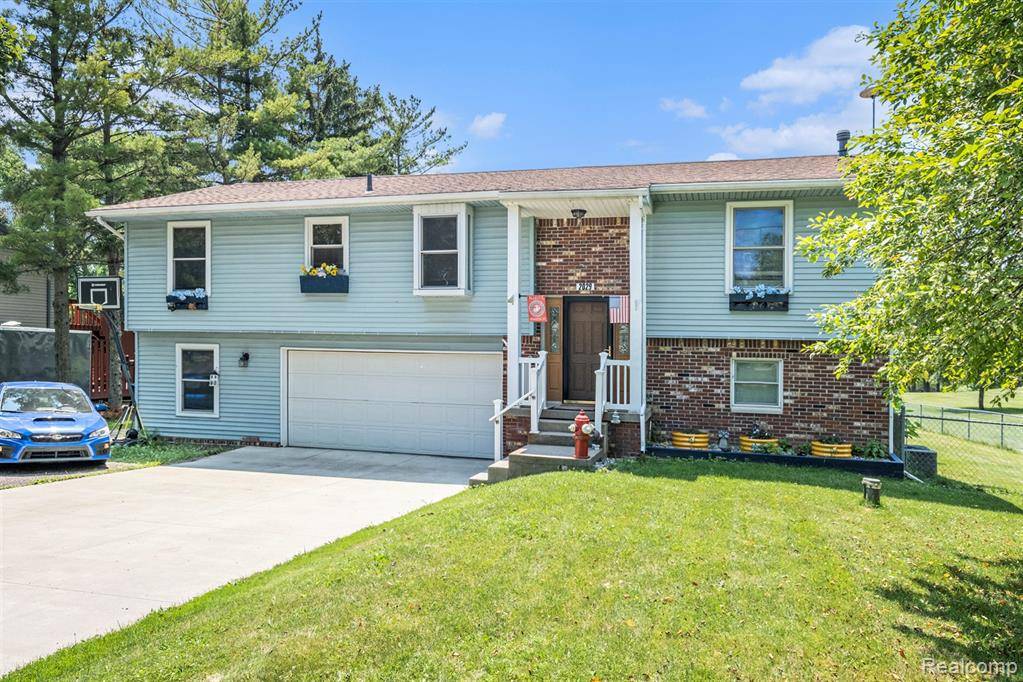 Fenton, MI 48430,2029 N Long Lake Road