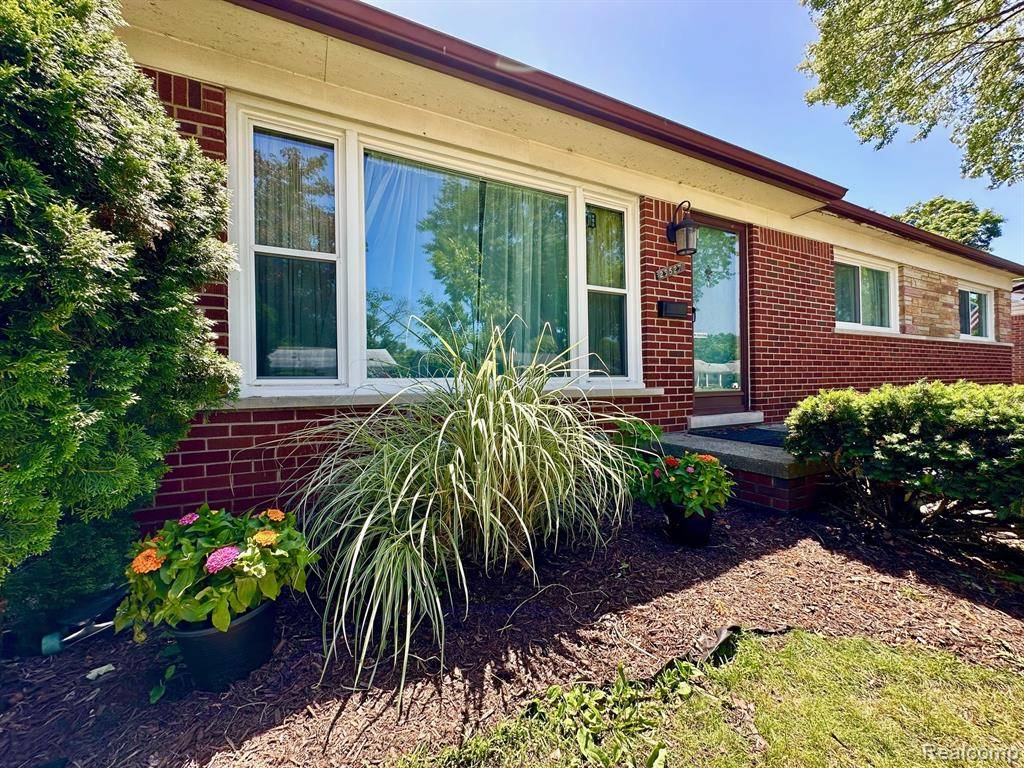 Livonia, MI 48154,29527 Linda Street
