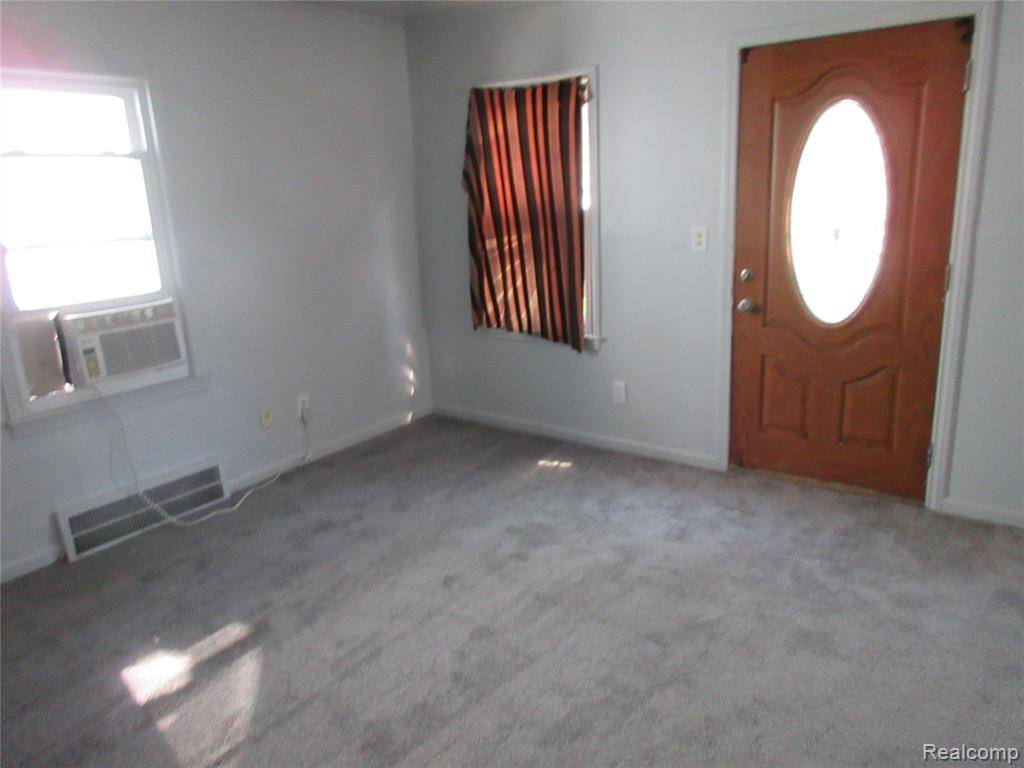 Harper Woods, MI 48225,18532 Roscommon Street