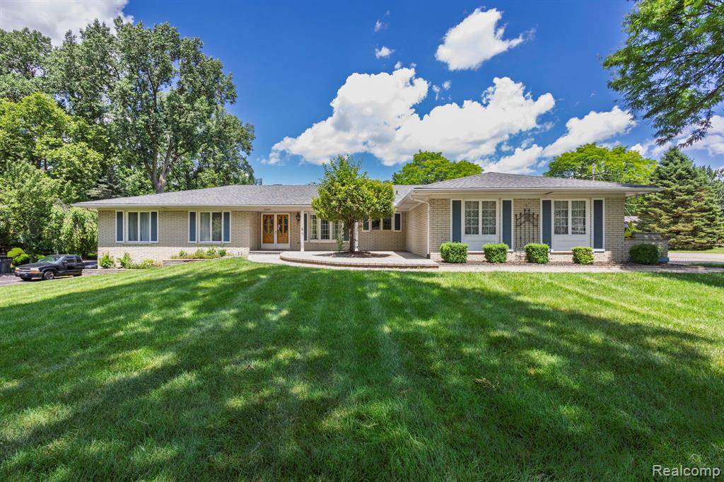 Clinton Twp, MI 48036,20065 N Riverhill Drive