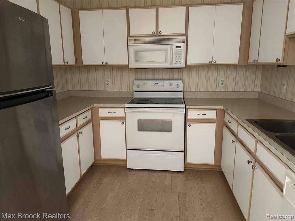Farmington Hills, MI 48334,29253 Glen Oaks Boulevard E