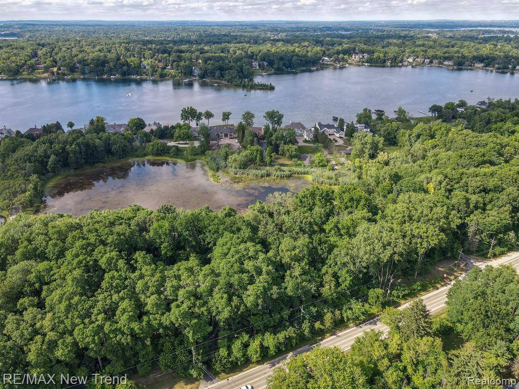 West Bloomfield Twp, MI 48323,6100 PONTIAC TRAIL