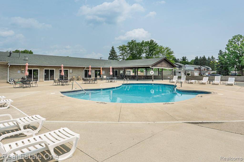 Rochester Hills, MI 48309,104 Manor Way 1 1