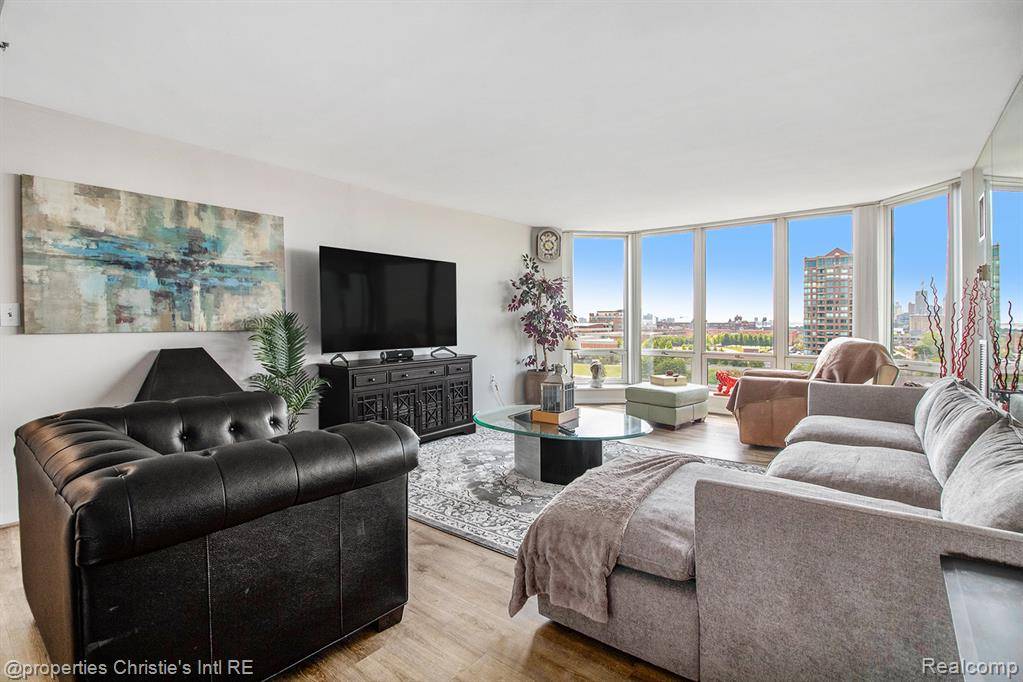 Detroit, MI 48207,250 E Harbortown 1012