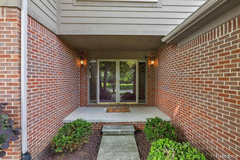 Rochester Hills, MI 48307,2082 Avon Lake Lane